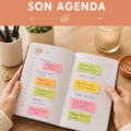 Femme consultant son agenda avec une tasse de café à la main, représentant un moment d'organisation
