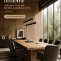 Salle de conférence moderne avec des accents en bois chaleureux et un mobilier élégant.