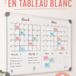 Calendrier mural DIY coloré accroché au mur avec des marqueurs effaçables.