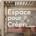 Un espace de travail créatif et inspirant avec des matériaux de bricolage et des décorations artistiques.