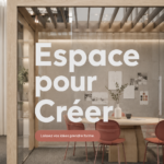 Un espace de travail créatif et inspirant avec des matériaux de bricolage et des décorations artistiques.