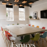 Un bureau moderne et lumineux dans un espace de coworking avec des personnes en pleine collaboration.
