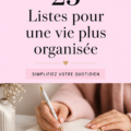 Une vue de listes d'organisation manuscrites sur un bureau bien rangé, représentant l'idée de simplifier son quotidien.