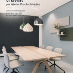 Espace de travail moderne conçu par Atelier Pro, avec des matériaux lumineux et fonctionnels.