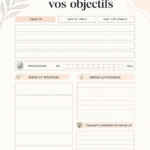 Une femme souriante consultando un plan d'action pour ses objectifs personnels.