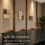 Salle de réunion moderne avec tubes en acier corten et panneaux en tissu