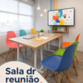 Salle de réunion colorée avec des murs vibrants et un mobilier moderne