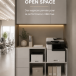 Aménagement d'un bureau open space moderne avec des espaces collaboratifs et des zones de travail individuels.