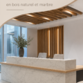 Un bureau de réception au design élégant en bois naturel et marbre.
