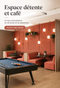 Espace café lumineux avec des plantes et du mobilier confortable au bureau