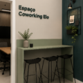 Vue extérieure de l'espace coworking Elo avec des espaces verts