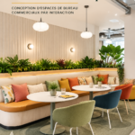 Un bureau cosy et éclectique avec des fauteuils confortables et des plantes.