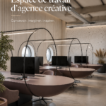 Espace de travail créatif avec bureau moderne et décor inspirant