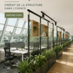 Un intérieur lumineux avec des plantes vertes créant une ambiance accueillante et structurée.