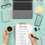 Main tenant un stylo sur un carnet avec des listes d'objectifs