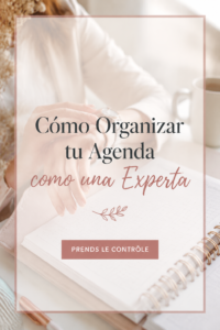 Femme utilisant un agenda pour planifier sa semaine