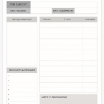 Femme organisant un projet avec un plan sur un carnet
