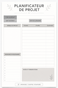 Femme organisant un projet avec un plan sur un carnet