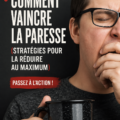 Une femme souriante en train de travailler dans un environnement organisé, symbolisant la lutte contre la paresse.