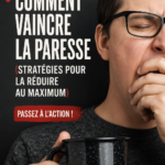 Une femme souriante en train de travailler dans un environnement organisé, symbolisant la lutte contre la paresse.