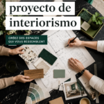 Femmes discutant de l'aménagement d'un intérieur chaleureux et pratique