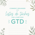 Une femme organisant ses tâches sur un bureau, avec un carnet et un ordinateur, inspirée par la méthode GTD.