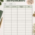 Une feuille d'inventaire sur un bureau avec des fournitures de bureau