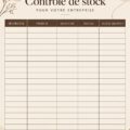 Modèle de contrôle de stock élégant présenté sur un bureau avec un ordinateur.