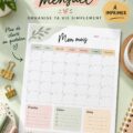 Modèle de planner mensuel imprimable sur un bureau