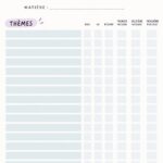 Femme travaillant sur un plan d'études, entourée d'outils de productivité en entreprise.