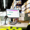 Entrepôt logistique vide prêt à accueillir du matériel informatique