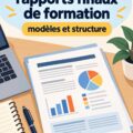Une femme écrit un rapport final de formation sur son ordinateur portable dans un environnement de bureau.